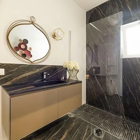 Charming Luxury Apartment: Center