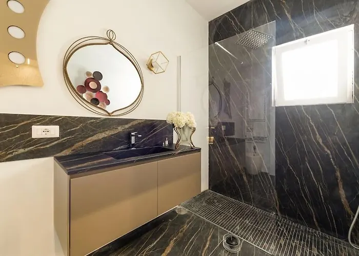 Charming Luxury Apartment: Center