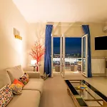 Apartament Charming Luxury Apartment: Center