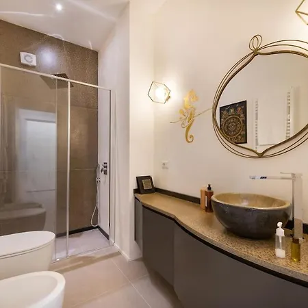Charming Luxury Apartment: Center شقة